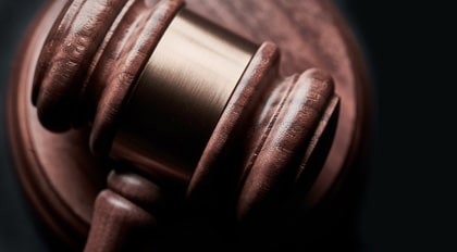 expert-testimony-in-court - Gammill Law Accident & Injury Lawyers Close-up of courtroom gavel